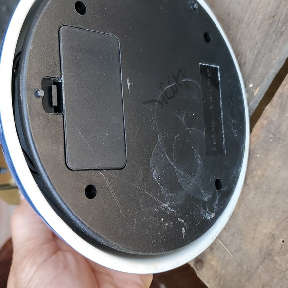 Kitchy Elvis clock with spinning guitars - Picture 5 of 12